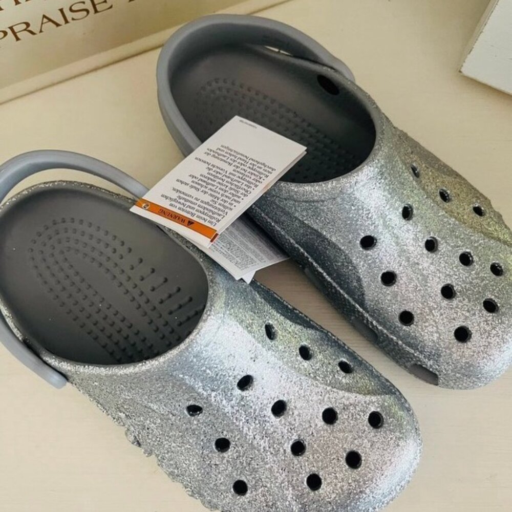 BRAND NEW SILVER CROCS SIZE 7 WOMANS - Picture 3 of 4